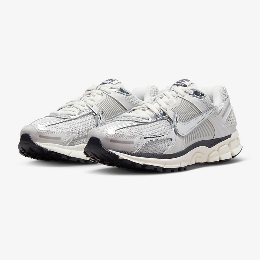 NIKE Zoom Vomero 5 in Photon Dust